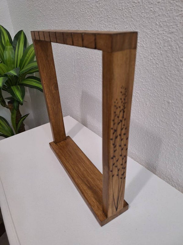Présentoir à bijoux en bois massif gravé d'un entrelacs de branches à feuilles, porte bijoux, colliers, pendentifs portique de présentation à bijoux
