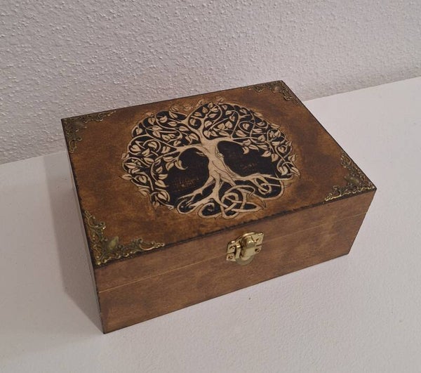 Boîte gravée d'un arbre de vie celtique type boîte à thé ou bijoux travaillée à l'ancienne