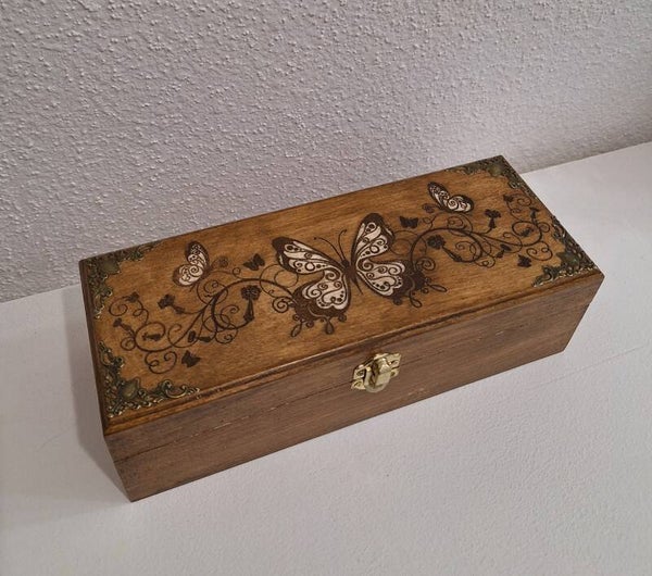 Boîte gravée de papillons et ornements bijoux pierres cristaux lithothérapie thé