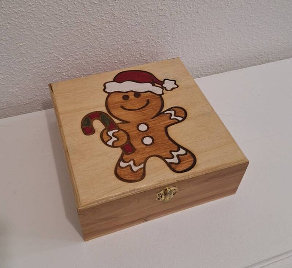 Boite à thé gravée d'un petit bonhomme en pain d'épice Petit biscuit décoration alsacienne