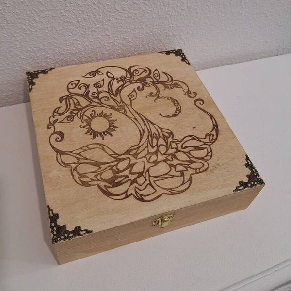 Grande boite gravée d'un arbre de vie celtique lune et soleil  type boite à pierres et cristaux bijoux