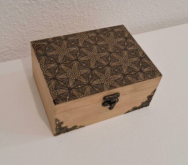 Coffret en bois motif médiéval gravure sculptée sur un thème Moyen-âge floral coffret de rangement divers RF2