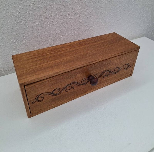 Boîte en bois gravée d'ornements celtes, coffret à bijoux, thé, flacons d'huiles essentielles, etc...