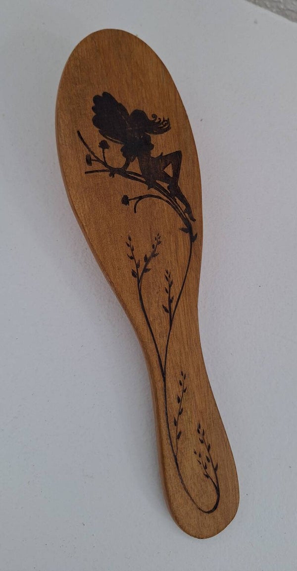 Brosses à cheveux en bois gravée d'une Fée des bois et d'un entrelacement de branches à feuilles