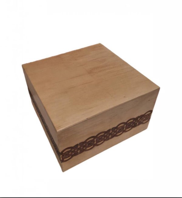 Boite coffret en bois clair gravée de noeuds celtiques décoration en bois celte