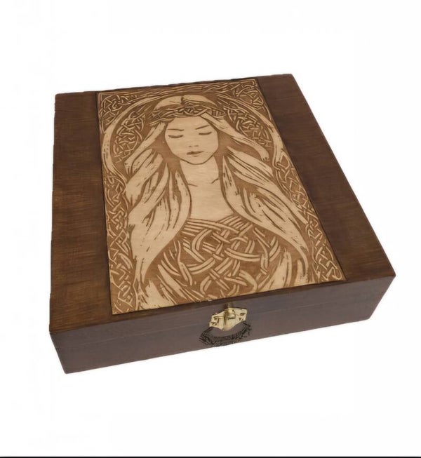 Boite en bois gravée d'une jeune femme celte Ederven et noeuds celtiques type boite à bijoux, pierres cristaux, broche, maquillage