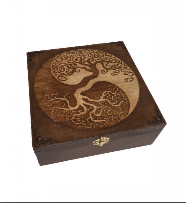 Boîte en bois gravée arbre de vie celtique yin yang et bronze Pierres cristaux lithothérapie bijoux huiles essentielles thé couture
