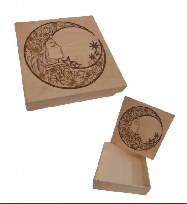Boîte carrée en bois gravé d'une lune enchâssée d'un profil féminin.