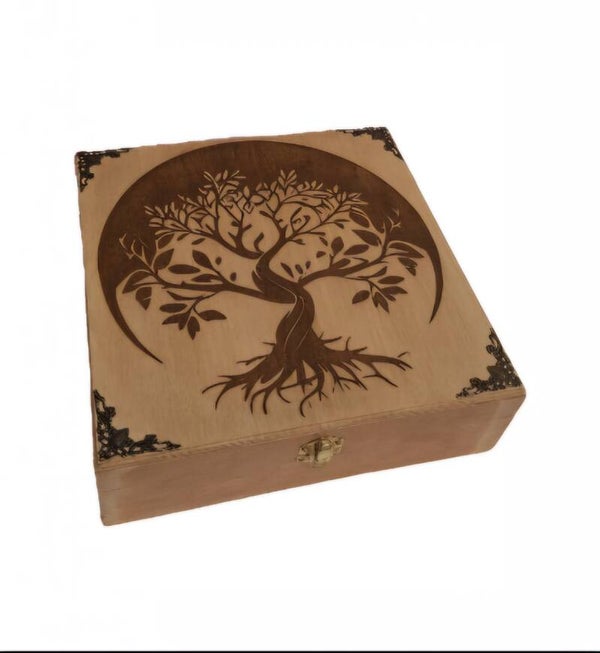 Boîte gravée d'un Arbre de vie à l'aurore boite à pierres, cristaux bijoux thé huiles essentielles Fond clair