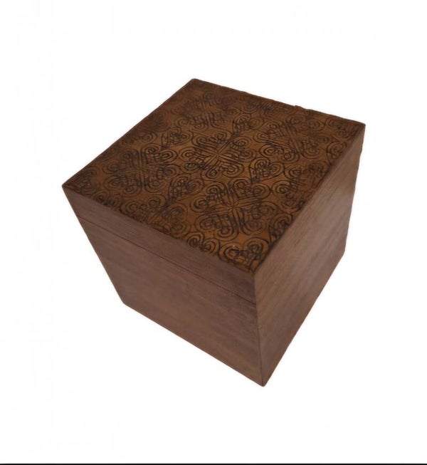 Boîtier en bois motif médiéval gravure sculptée sur un thème Moyen-âge coffret de rangement divers