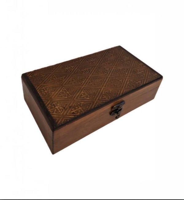 Coffret en bois gravé de motifs médiévaux en fleur de lys, boîte de style ancien Moyen-Âge