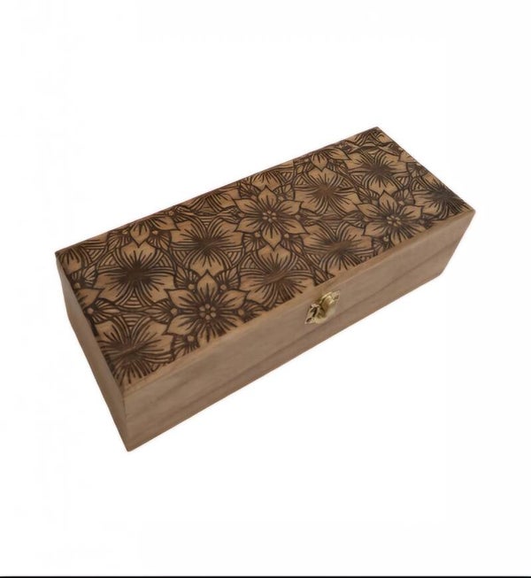 Boîte gravée de motifs médiévaux sur reproduction de tapisserie médiévale florale