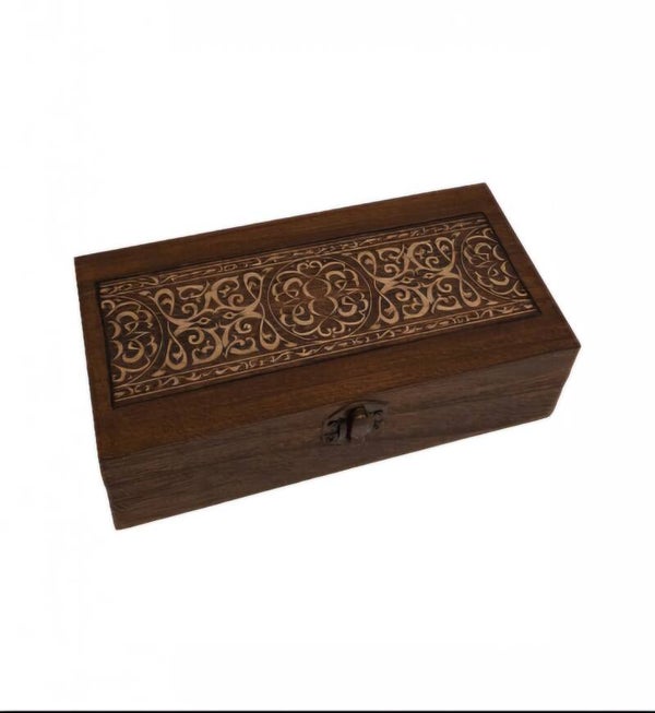 Coffret en bois gravé d'entrelacements médiévaux, boîte de style ancien Moyen-Âge de motif médiéval