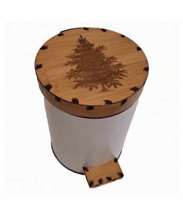 Poubelle en bois gravée d'un sapin ou pin sylvestre et d'une couronne de branches de sapin 3L