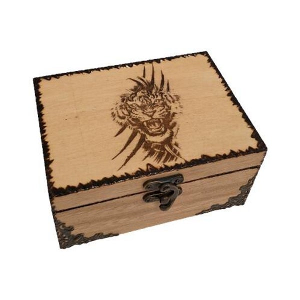 Coffret en bois gravée d'un tigre sur un arrière plan de griffes de félins