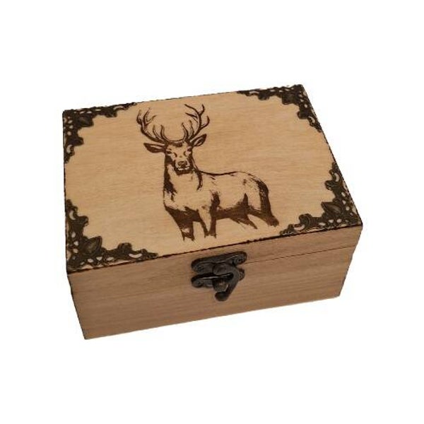 Coffret en bois gravé d'un cerf, type boite à thé, bijoux, accessoires divers...