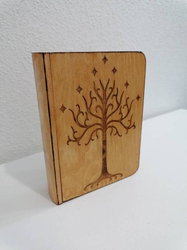 Livre tiroir en bois gravé arbre du Gondor Galathilion et anneau elfique écriture twengar