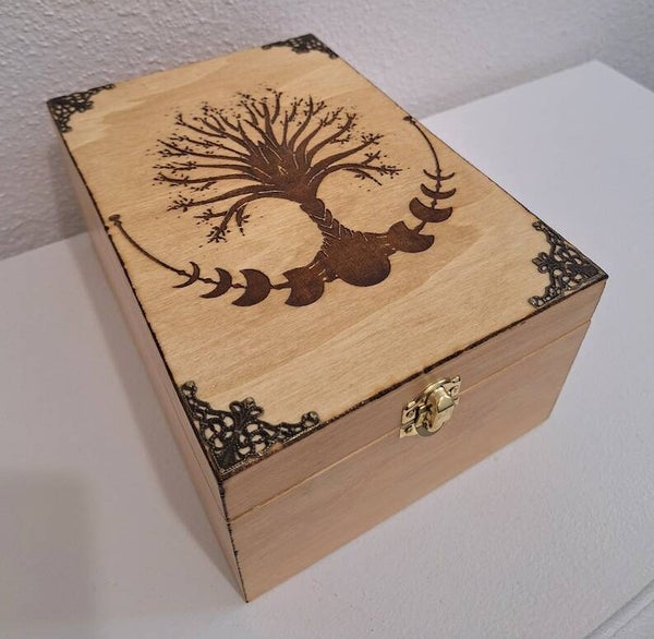 Boîte haute en bois gravée d'un arbre de vie celtique et des phases de la lune rangement huiles essentielles cristaux pierres bijoux thé