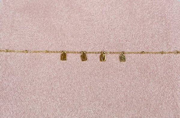Armband met LOVE bedels