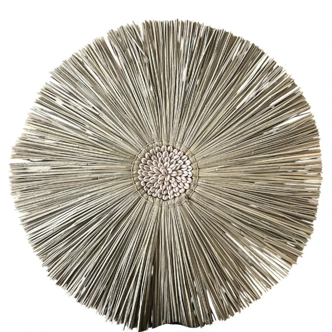 Grascirkel met kauri schelpen