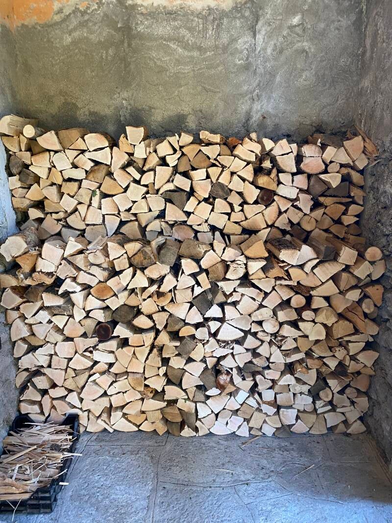 Brandhout gestapeld onder het balkon