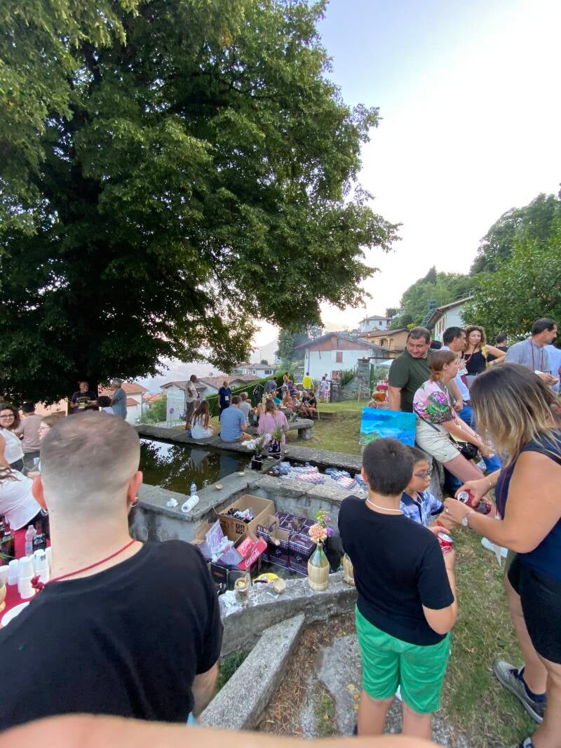 Brandhout gestapeld onder het balkon