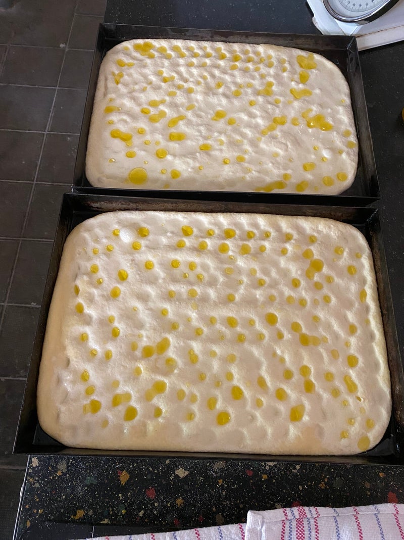 Brandhout gestapeld onder het balkon