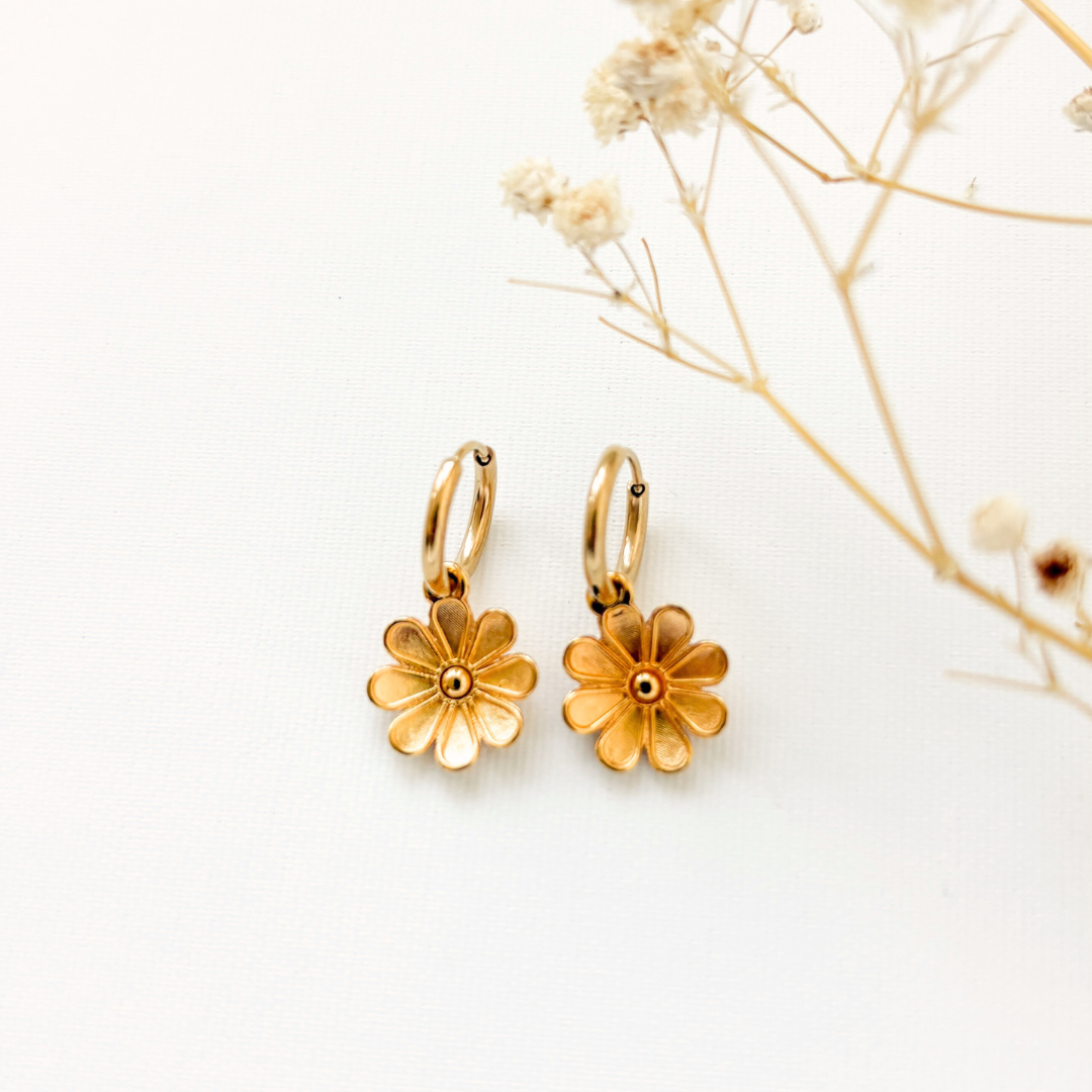 Kinder oorbellen Daisy – Stainless steel oorringen met bloemen goud