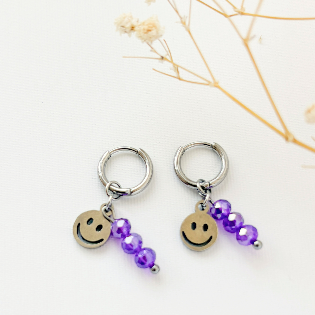 Kinder oorbellen Happy Face – Stainless steel oorringen met smiley bedeltje, paars & zilver