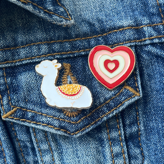 Pin Broche Alpaca liggend - wit geel rood