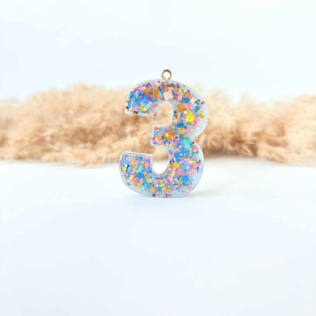 Cijfer Bedel Blauw met kleurige glittervlokken  – Handgemaakte bedel voor kinderkettingen