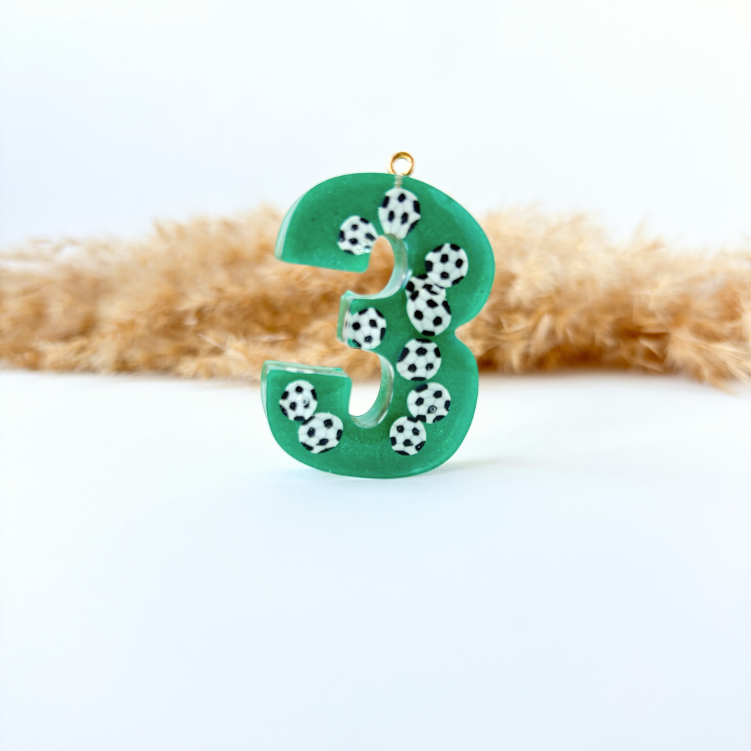 Cijfer Bedel Voetbal – Groen met voetbalversiering | Handgemaakte bedel voor kinderkettingen