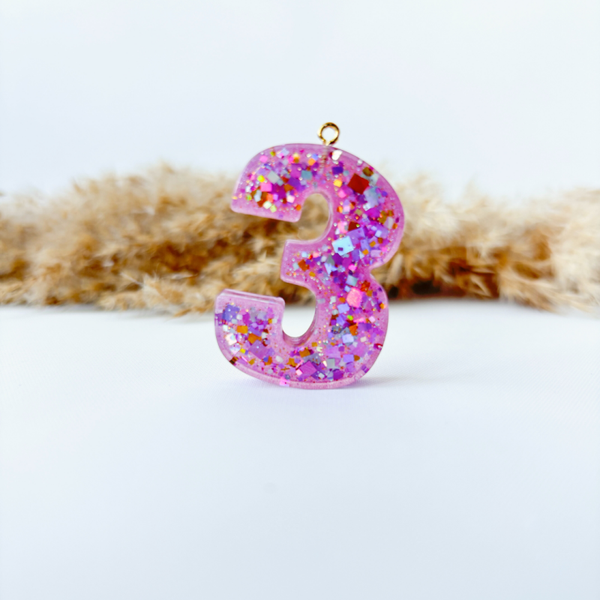 Cijfer Bedel Roze met glitters – Handgemaakte bedel voor kinderkettingen