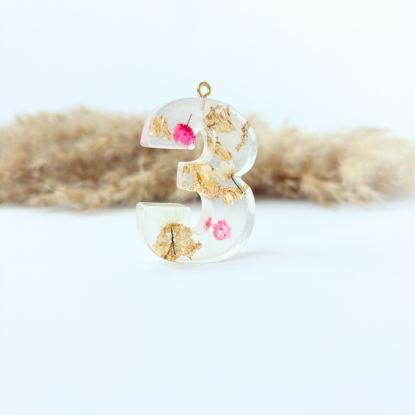 Cijfer Bedel Droogbloemen met gouden vlokjes en glitters – Handgemaakte bedel voor kinderkettingen