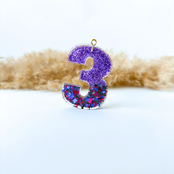 Cijfer Bedel met Paarse Glitters & Blauwe en Roze Glittervlokken – Handgemaakte bedel voor kinderkettingen