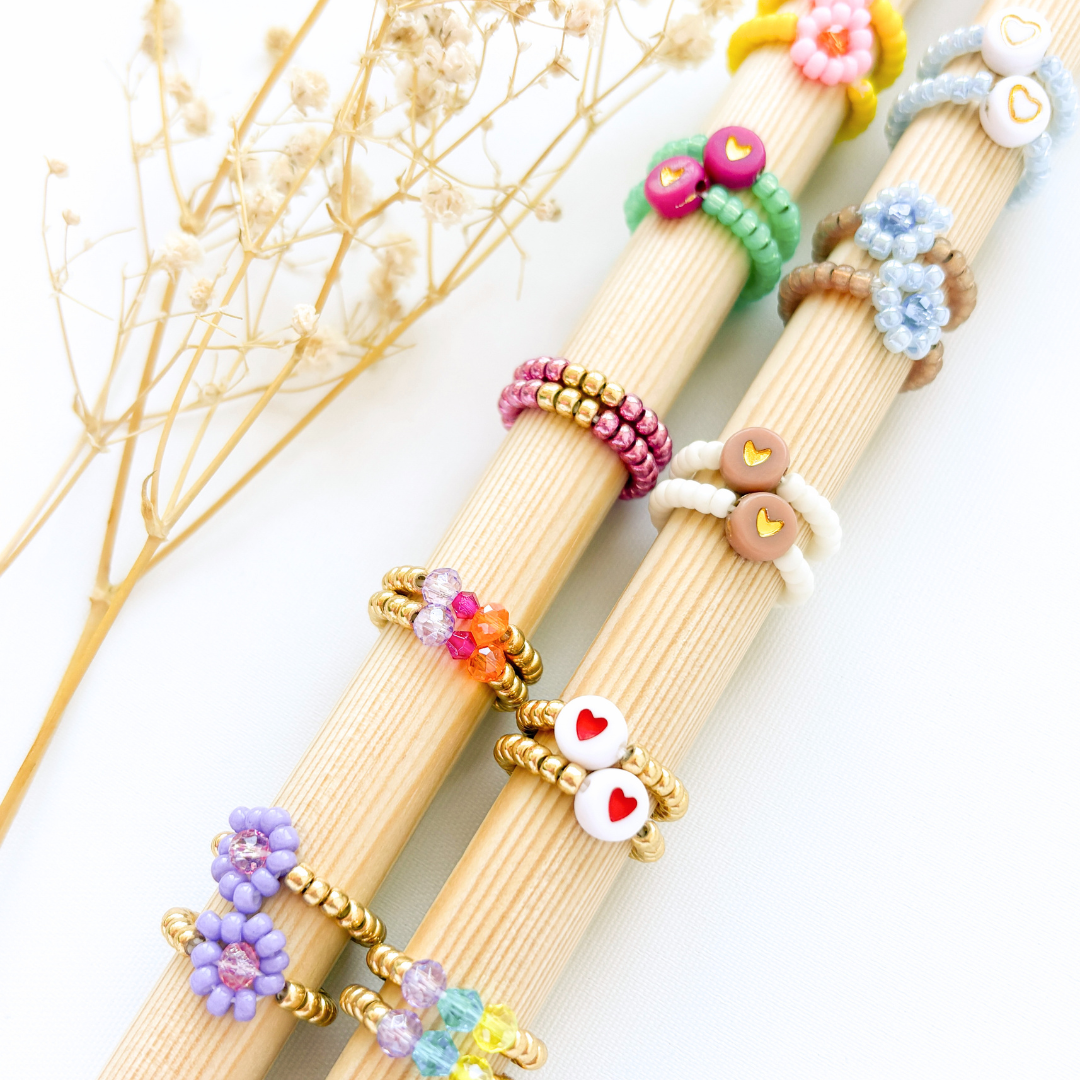 Kinderring geregen op elastiek met kleurrijke kralen 