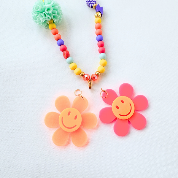 Bloem Smiley Bedel (groot) – Verwisselbare bedel voor kinderkettingen of sleutelhanger
