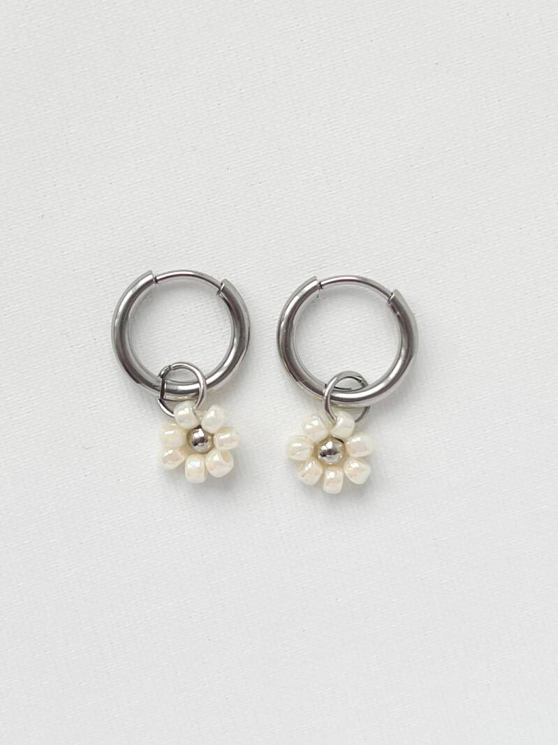 Kinder oorbellen Flower Bloom – Stainless steel met Miyuki bloemetjes zilver