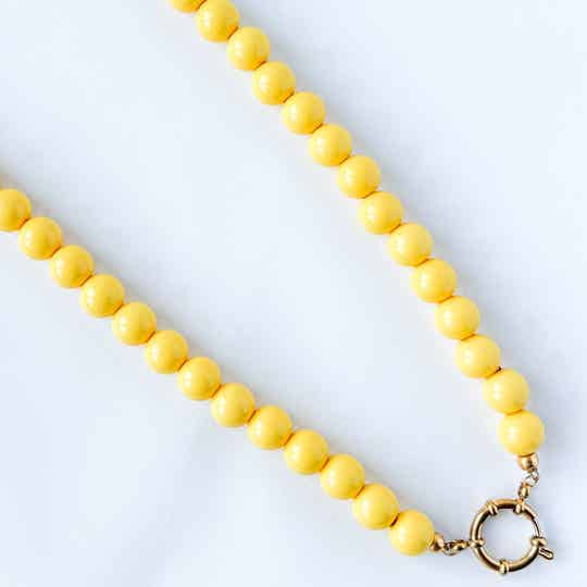 Bubblegum damesketting met boeislot & bedel – geel