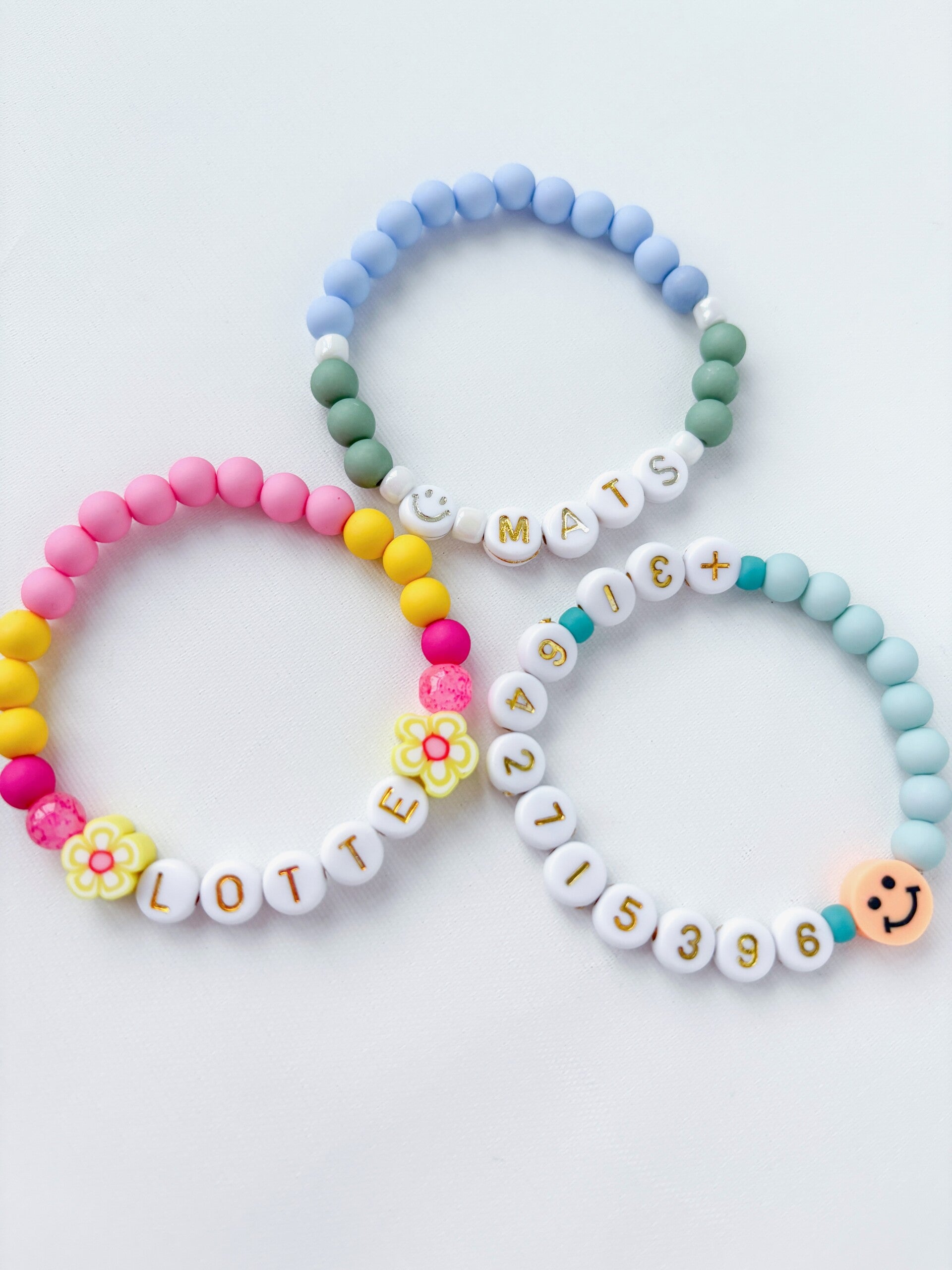 Kralenarmband voor kinderen van kleurrijke kralen met de naam of het telefoonnummer 