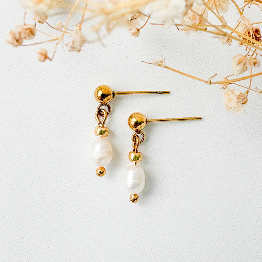 Kinder oorbellen Pearl Glow – Stainless steel oorhangers met zoetwaterparel & goud