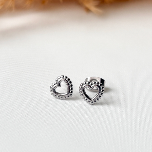 Kinder oorbellen Love – Stainless steel studs met hartje zilver