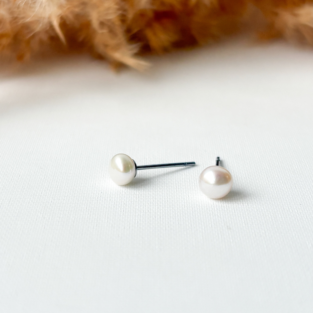 Kinder oorbellen Pure Pearl – Stainless steel studs met zoetwaterparel zilver