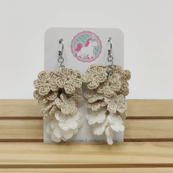 Boucles d'oreilles cascade de fleurs - beige