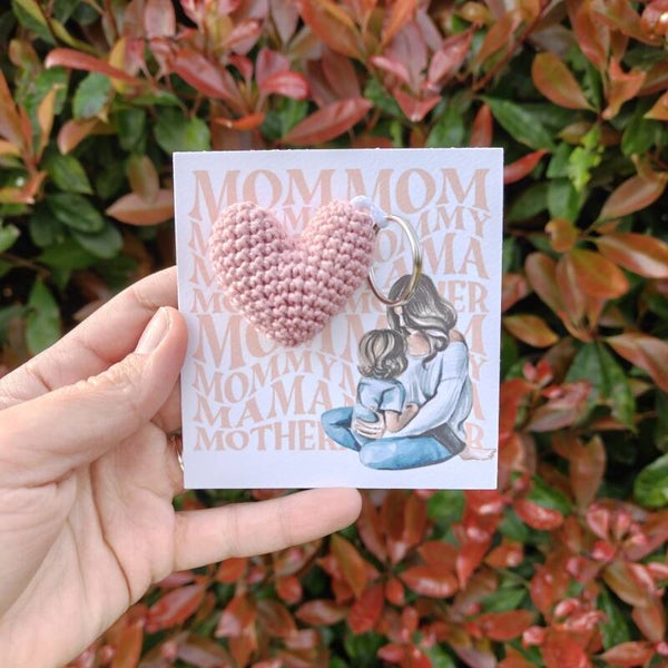 Coeur rose clair "Mom" - Fête des mères - porte-clés ou aimant ou marque-pages