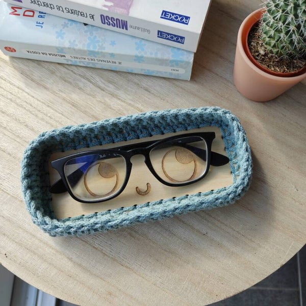 Panier à lunettes – Bois & crochet - yeux ronds regard vers le haut