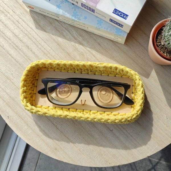 Panier à lunettes – Bois & crochet - yeux ronds regard droit