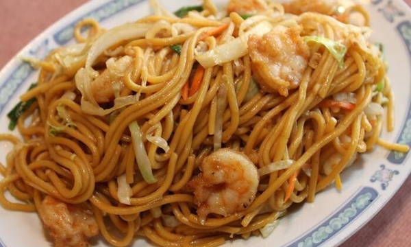 Spaghetti cinese di grano con verdure e gamberi