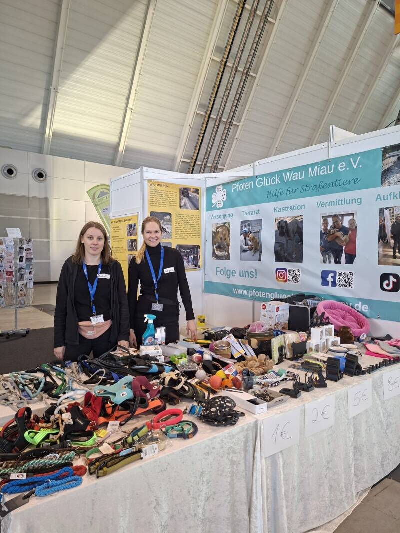 Sabrina und Tatjana an unserem Stand voller Spenden