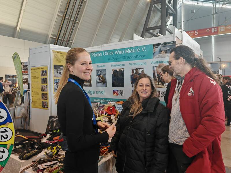 Interessierte im Gespräch mit Tatjana